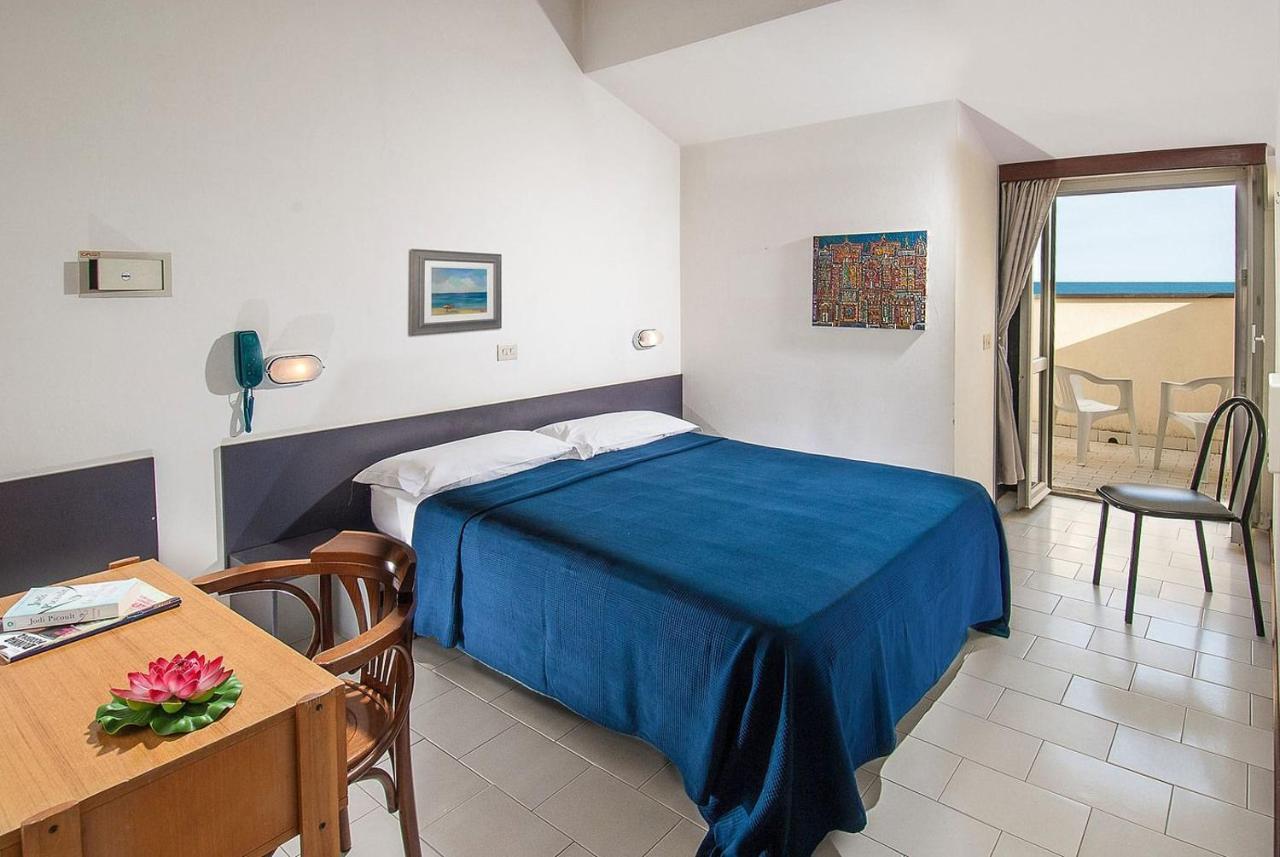 Hotel Ninfea Каттолика Экстерьер фото